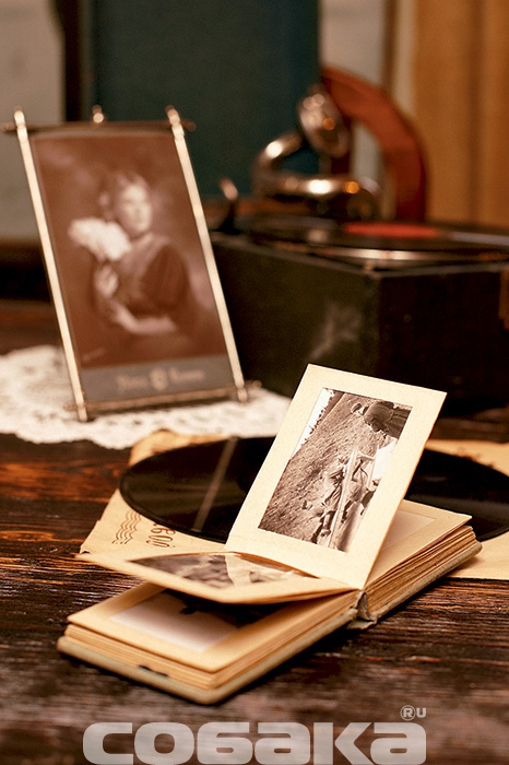 Ретро: карманный фотоальбом пленного немецкого солдата, с которым тот дошел до Сталинграда, и портрет Татьяны Белле в стиле начала XX века.