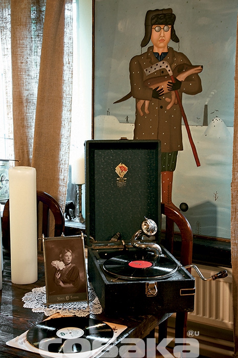 Граммофон крутит пластинку Клавдии Шульженко, а на стене – картина художника- нонконформиста Владлена Гаврильчика