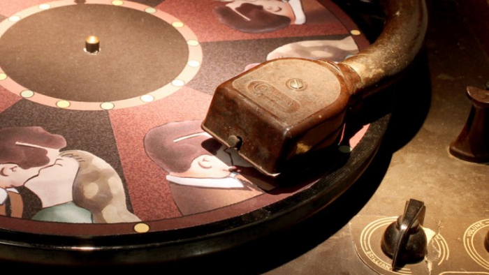 "Платье из занавески", режиссер Бекси Буш