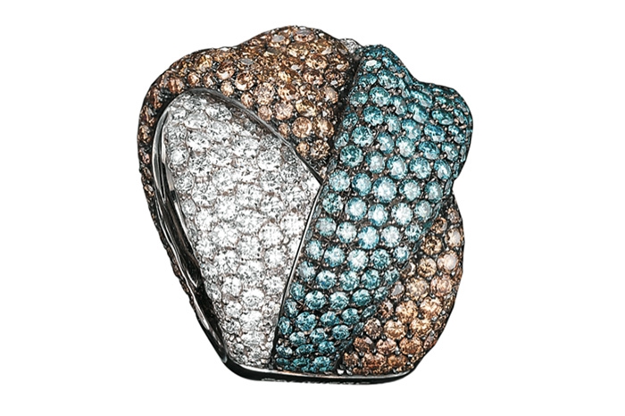 Intreci, Palmiero Коктейльное кольцо, похожее на узелок макраме, входит в одну из самых знаменитых коллекций Карло Пальмьеро. Правда, мало кто из