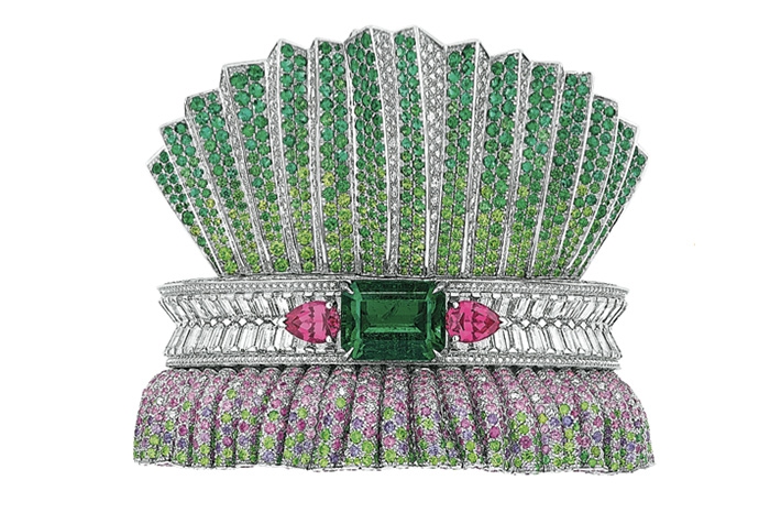 Bar en Corolle Emeraude, Dior Костюм «Бар» 1947 года с туго затянутой талией выбрал себе аватар — браслет из белого золота и четырех с половиной тысяч