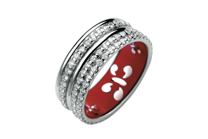 Korloff Обручальное кольцо Korloff с первого взгляда узнают и ювелир, и неофит: лазерная метка на грани каждого камня, бабочка из букв и красный лак