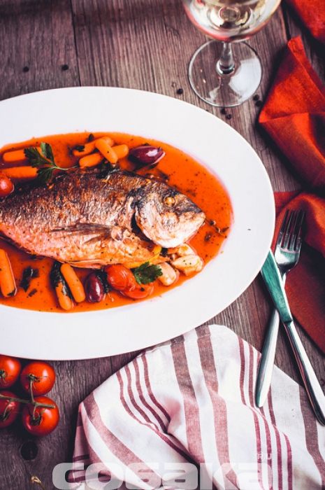 Жареная дорада с томатно-рыбным бульоном и пряностями. В предыдущей версии меню уже была эта рыба, но готовилась совсем по-другому.