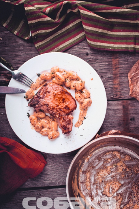 Антрекот из свинины с соусом из сидра и дижонской горчицей. Соус здесь такой сытный, что можно есть его как отдельное блюдо.