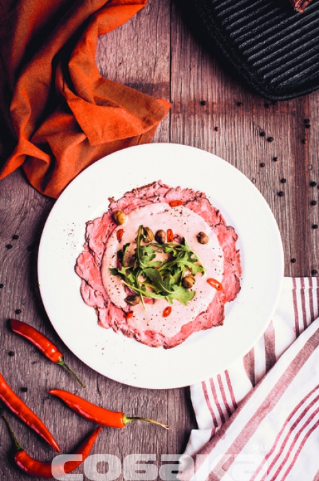 Вителло тоннато. Довольно распространенная в Италии закуска готовится из говяжьей вырезки, обжаренной в белом вине. Особенность этого блюда в заправке