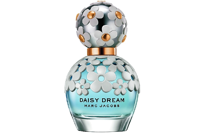 Daisy Dream, Marc Jacobs Кружево из маргариток наброшено на флакон с ароматом ягод из готической сказки: ежевика дозревает в солнечных лучах и