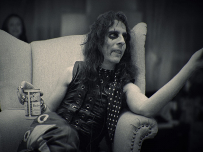 «Супер-пупер Элис Купер»Создатели ленты о полувековой карьере рокера-клоуна обошлись без ветеранских воспоминаний и «говорящих голов». Фильм