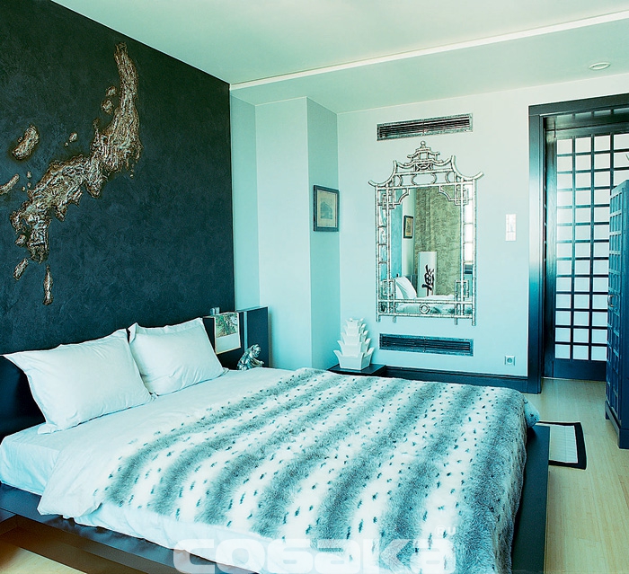 Панно ручной работы в гостевой спальне напоминает карту Японии