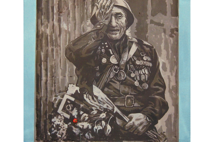 «К 9 Мая» Руслан Атрохов Родился в дальневосточном Биробиджане, после окончания средней школы приехал в Ленинград. Занимается росписью стен, паблик