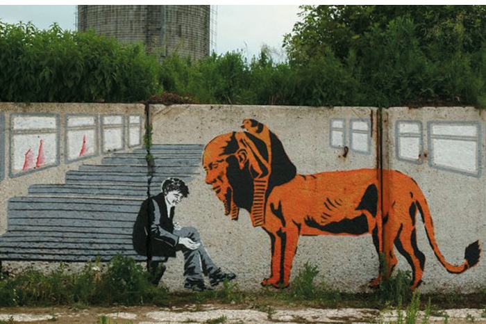 Группа Gandhi Анонимное сообщество левых феминистских художниц, занимающееся стрит-артом и пабликартом, начинало с настенных граффити и одиноких слов