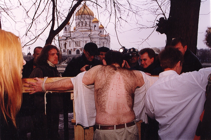Олег Мавроматти Россия, Москва, 2000 год Акция «Не верь глазам» Цель: В 80-х годах Мавроматти был известен больше как редактор журнала (с тленным