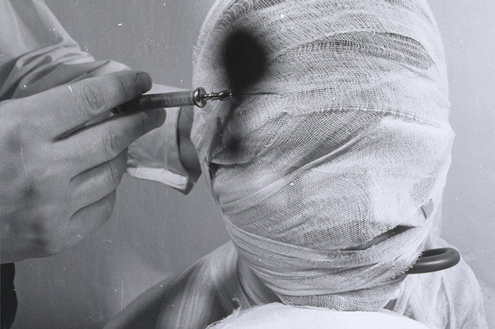 Рудольф Шварцкоглер Австрия, Вена, 1965Акция «3-я акция» Цель: В 60-е годы Шваркоглер вместе с другими австрийскими художниками положил начало