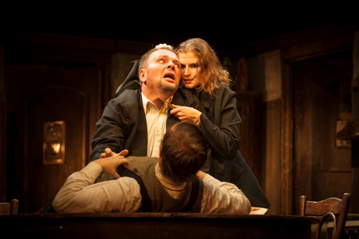 «Сиротливый Запад» (1997) Пьеса номинировалась на премию Tony как лучшая пьеса, и получила чешскую премию Alfréd Radok Awards. Это история о двух