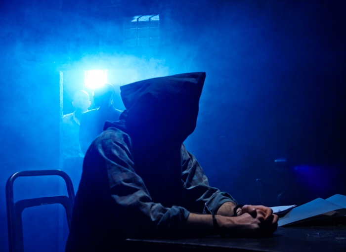 «Человек — подушка» (2003) Детектив и трагедии писателя. Не Макдонаха – героя пьесы. Родители мучили умственно отсталого ребенка, заточив его в темной