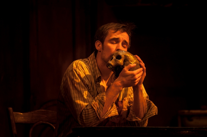 «Череп из Коннемары» (1997) Это мрачная комедия о линенском могильщике Мике Дауде, который должен в обществе братьев Хэнлон выкопать останки своей