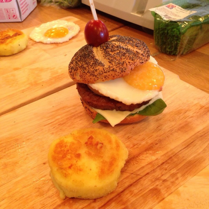 4. BurgerStore Да, это попытка заново изобрести велосипед вкупе с желанием превратить процесс поедания пищи в аттракцион. Приготовленный на твоих