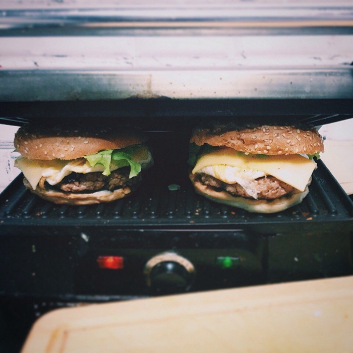 9. Jam Bar Одна из главных тусовочных точек центра Казани предлагает бургеры непритязательные, можно сказать, самолепные, зато с большим количеством