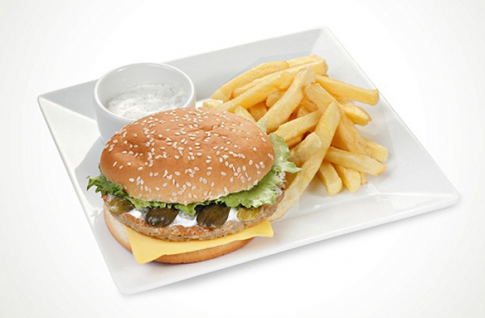 8. Бар «SПБ» В пивом баре «SПБ» ожидаемо нельзя найти ничего изысканного. Оно и понятно: сюда ходят не за этим. Поэтому в меню есть два простых, но