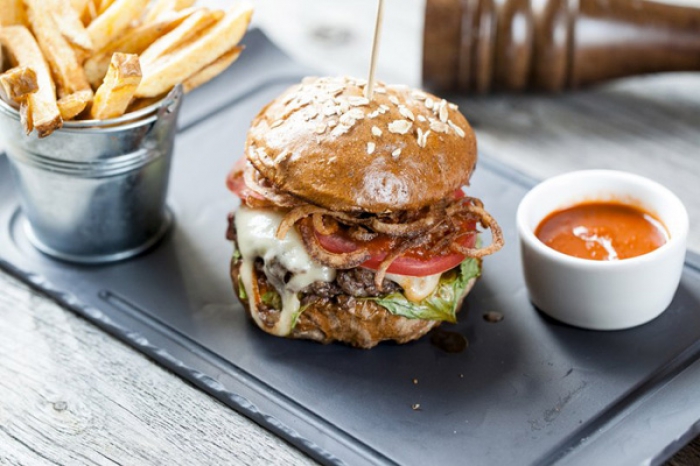 5. Гастробар «Квартира 63» Особую радость бургеры из «Кваритры 63» принесут фанатам мультсериала про Спанч Боба, потому что из всего, что есть в