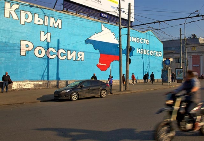 Фасад одного из столичных зданий на Таганской площади, граффити Александра Дягилева, экс-участника движения «Наши».