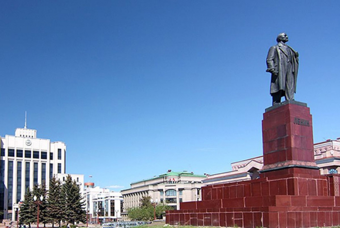 5. Памятник Ленину на площади Свободы. Как-то, размышляя на центральной площади о социальной справедливости, юный Ленин впал с состояние самадхи. Три