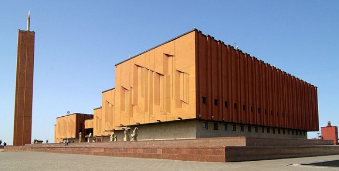 4. Национальный культурный центр «Казань». В прошлом - мемориал Ленина. Ул. Пушкина, 86. Однажды юный Ленин гулял вдоль берега реки Казанки. Ему