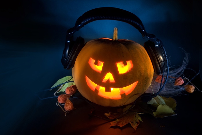 Crazy Halloween Самых бесстрашных ждут в баре XXXX. Посетителей заведения обещают измазать в крови, укусить или съесть. Организаторы советуют