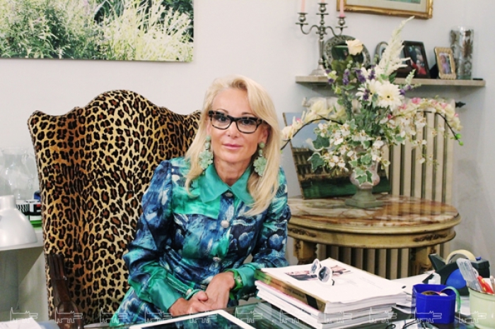 Паола Куадретти в рабочем кабинете.