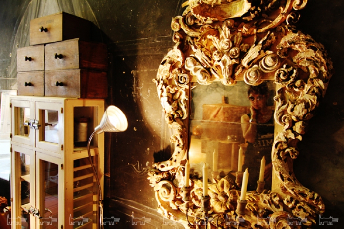 В лавке плотника.