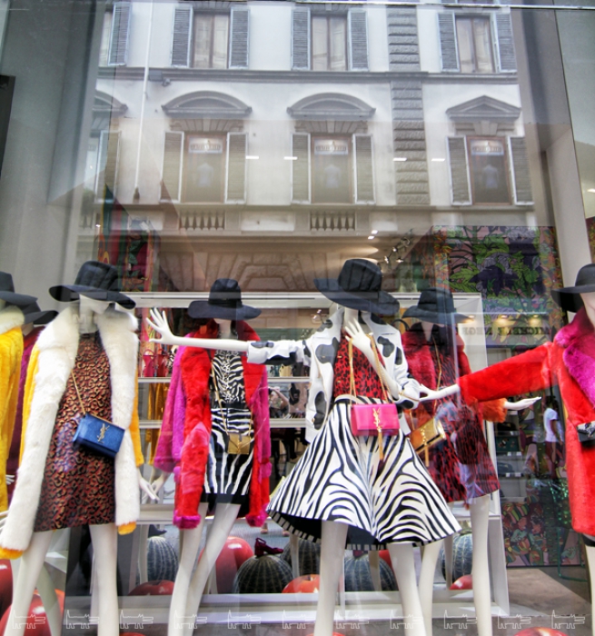 Витрина модного бутика.