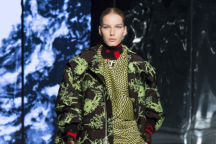 Для осенне-зимней коллекции Kenzo Дэвид Линч потрудился на славу: оформил пространство для показа, написал саундтрек и срежиссировал рекламную
