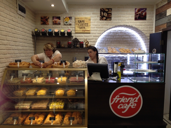 Friend Coffee В Самаре находится 10 кофеен сети Friend Cafe, 9 из которых — формата уличных киосков, в основном, в центре города, а одна — кофейня