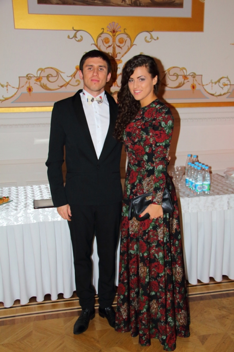 Расим Латыпов («Курица-Помада») Отдаю должное выдержанной «куриной» концепции. Бабочка, в ткани повторяющаяся, в чьих-то штанах, говорит о