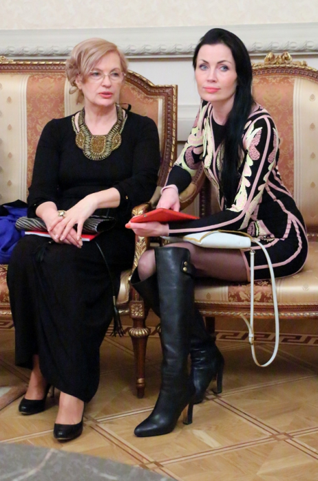 Если не ошибаюсь, то это мама с дочерью. Дочке нужно больше слушаться маму и довериться ее вкусу.