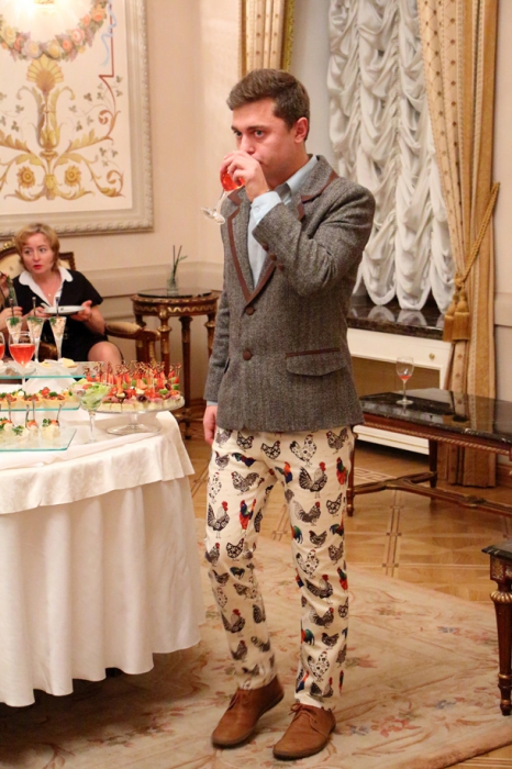 Чудный парень. Жизнь стала веселее и ярче. Но что здесь делает классическая голубая рубашка?