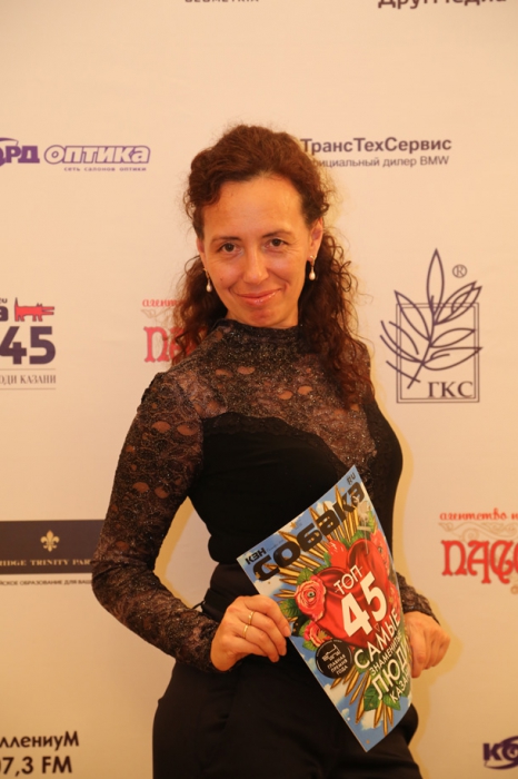 Требуется скорая стилистическая помощь. Менять все: макияж, прическу, платье. Иметь такие природные данные, и так их спрятать! Вас ждут стилисты и