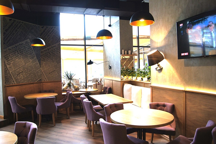 Boom Ресторан на Ленинском проспекте обещает одновременно быть и cafe, и bar, и fun. Оформление соответствует: фанки китчен стайл выдержан на все сто
