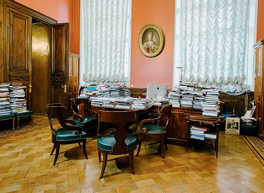 Кабинет директора В офисе М. Б. Пиотровского все имеющиеся горизонтальные поверхности завалены альбомами и книгами по искусству, на почетных местах
