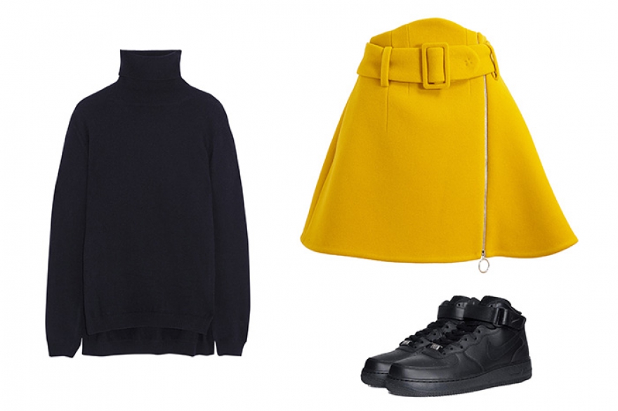 Юбка Carven, 17 500 рублей; свитер Helmut Lang, кроссовки Nike Air Force