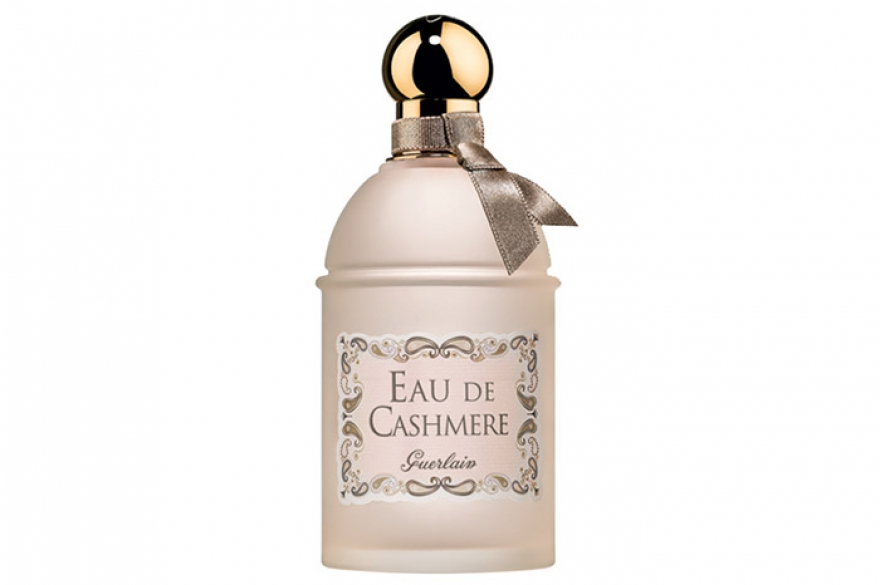 Guerlain Eau De Cashmere Тьерри Вассер создал аромат, который наносят не на запястье, а на кардиган: Guerlain Eau De Cashmere. Все ноты в нем связаны