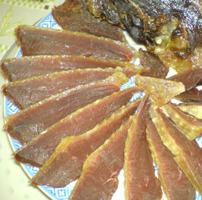 Гусь Причем соленый. Эту татарскую национальную закуску готовят в основном в деревнях, но даже у нас в Казани, соленый гусь считается деликатесом, не