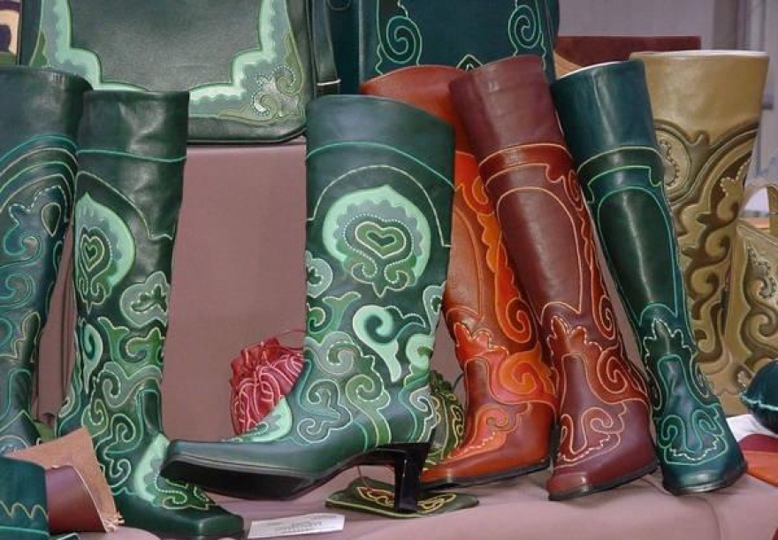Сапоги Может этот казанский сувенир и распространенный, но вещь очень стильная. Художественная кожаная мозаика – одна из визитных карточек города