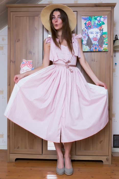 Платье сшила по случаю поездки в Латвию на море к бабушке. Чтобы оно было праздничным, а не просто деревенским, обшила его бисером.