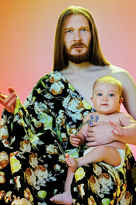 На художнике Петре Папасове сорочки Etro