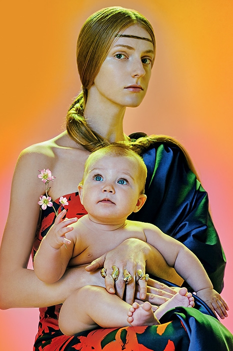 На модели Кате Байгозиной платье Dries van Noten, кольца Maison Martin Margiela, платье Escada