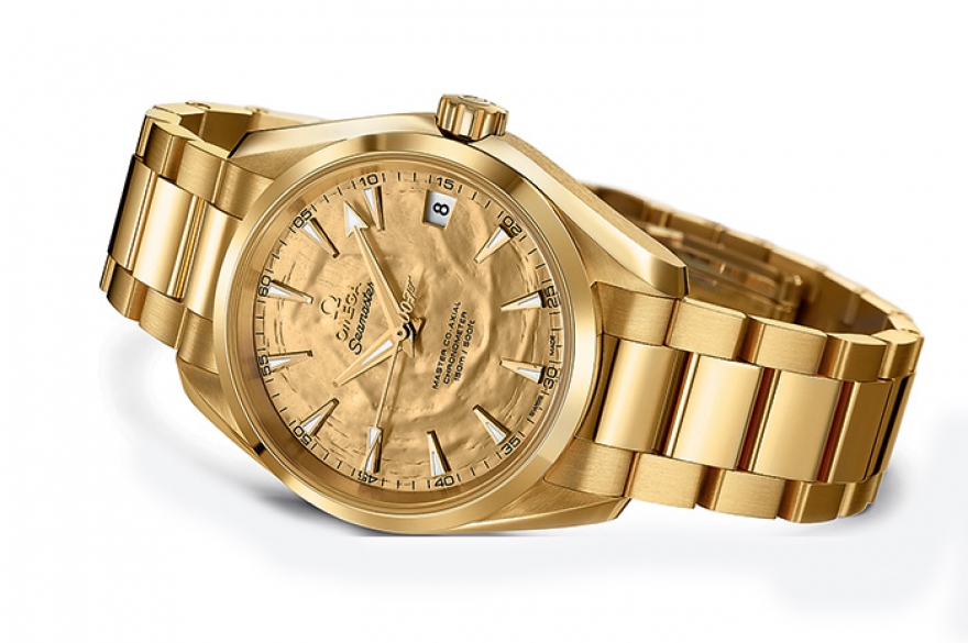 Seamaster Aqua Terra Goldfinger, Omega «Весь покрытый золотом, абсолютно весь», — насвистывает про себя выпущенный к пятидесятилетию фильма