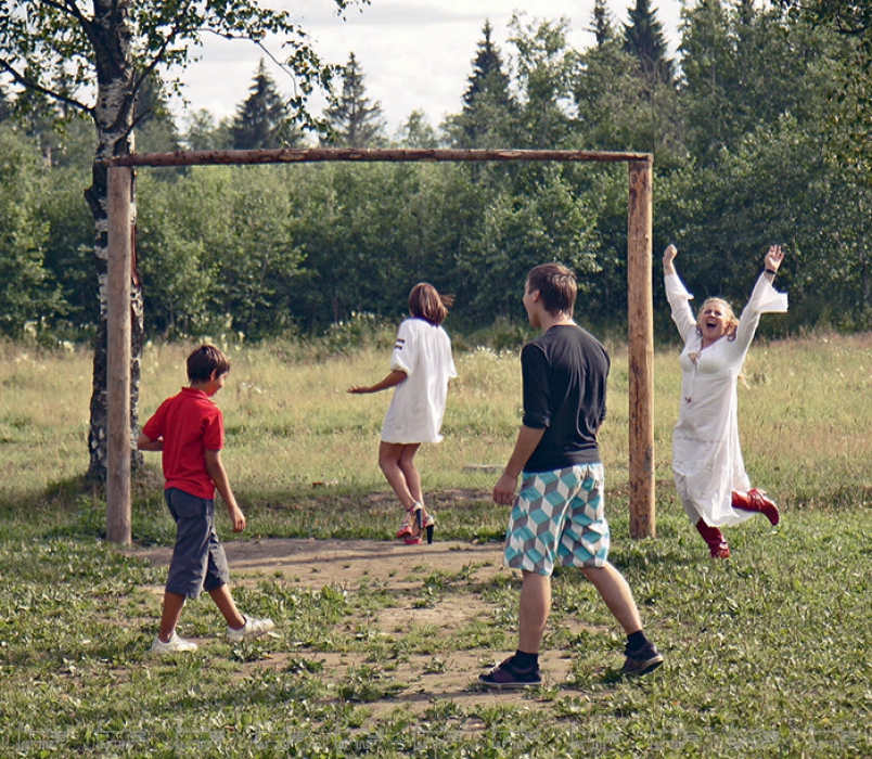 Алина Герман празднует гол, забитый в ворота Анастасии Приц