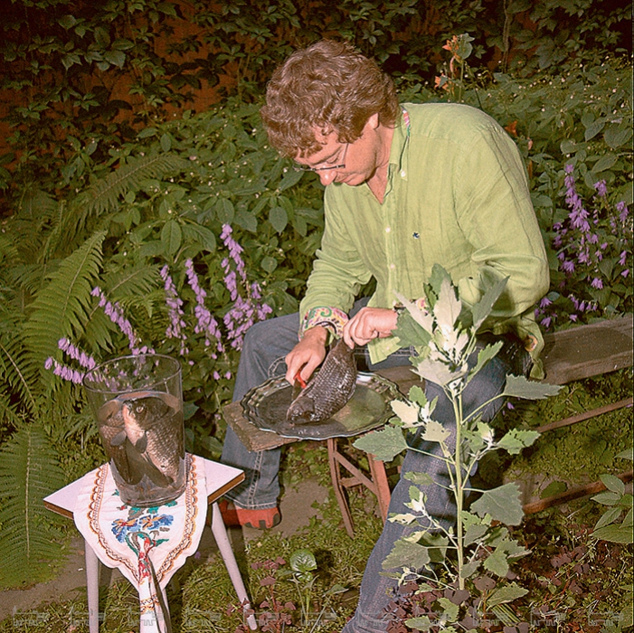 Иван Третьяков чистит карпа, пойманного юными промоутерами