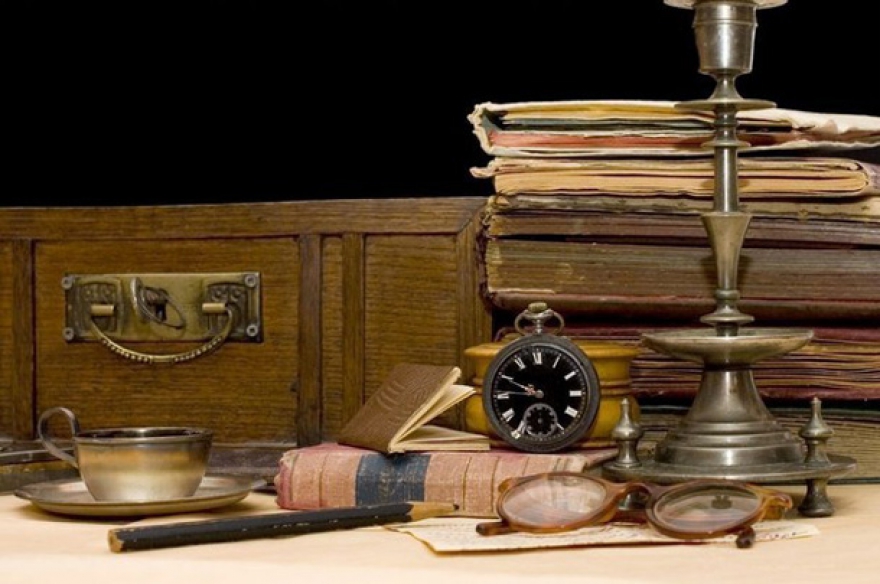 В литературном музее Г. Тукая хранятся личные вещи поэта: тюбетейка из черного вельвета, серебряные запонки, оловянный стакан для карандашей