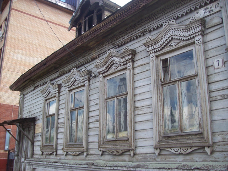 В доме, где открыт музей Тукая, сам поэт никогда не бывал, не гладил каменных перил, не согревал спиной его стен. А совсем неподалеку от музея